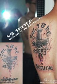 Raffreddare il modello del tatuaggio croce prepotente