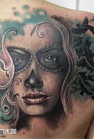 Patrón de tatuaje de niña de muerte de espalda