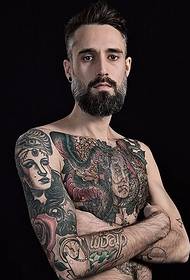 surrealistický meč na chrbte s obojstranným tetovaním hlavy 77042 - čierne trojzubé tetovanie na mužskej chrbtici
