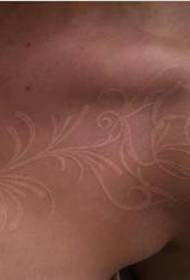 Tatuaggio con sangue di piccione: bellissimo tatuaggio di sangue di piccione su schiena e spalle
