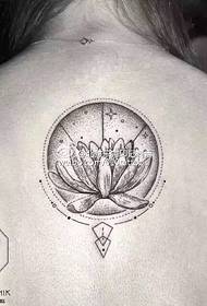 malantaŭa geometria lotuso tatuaje ŝablono