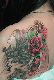 Lijepa djevojka cvjetni uzorak tetovaža