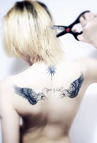 美女后背漂亮的翅膀英文字母纹身