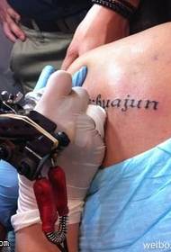 Lijep engleski uzorak tetovaža koji nije uobičajen