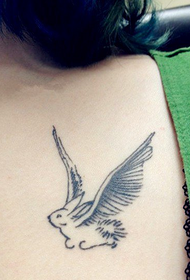 θηλυκό πίσω που φέρουν Jade Rabbit Cute Τατουάζ