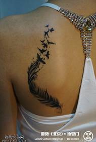 padrão de tatuagem de pássaro preto bonito pena