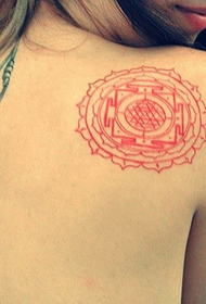 ino malantaŭa ruĝa totema tatuaje