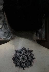 ragazza torna un bellissimo tatuaggio alla vaniglia