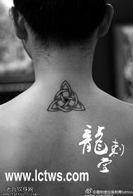 Nugarinis geometrinio rašto trikampio tatuiruotės raštas