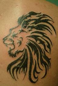 красив модел татуировка на лъвски тотем на дясната задна част на човека