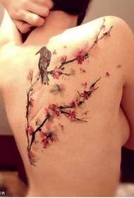 parte traseira bonito de tatuaxe de ameixa e ave