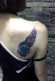 angay alang sa mga batang babaye nga adunay mga rosas ug balahibo nga gisagol sa tattoo sa tattoo