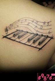 tatuatge de clau de piano posterior a l'esquena