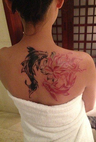 bellezza bella schiena bella immagine di tatuaggio di calamari a mano libera