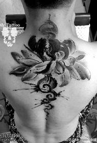 უკან მელნის lotus tattoo ნიმუში