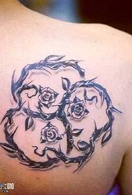 padrão de tatuagem de flor nas costas