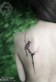 Patrón de tatuaje de pájaro trasero