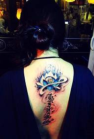 esquena blanca amb tatuatge de lotus i sànscrit