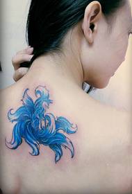 tilbake vakker blå ni-tailed beist tatovering