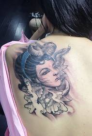 Le ragazze appoggiano un triste ritratto di un tatuaggio bellissimo tatuaggio ragazza