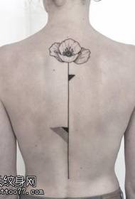 ein Mohnblumen-Tattoo-Muster auf der Wirbelsäule