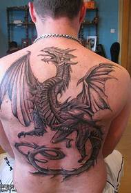 pekný lietajúci drak tetovanie vzor na zadnej strane