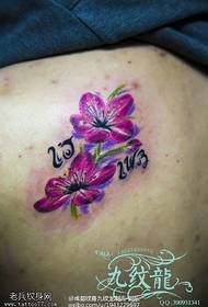 Natrag ljubičasti uzorak cvijeta tetovaža
