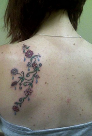meitene kreisās muguras efejas tetovējums