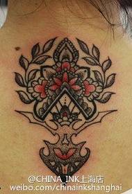 Motif de tatouage à la vanille floraison piquée dans le dos