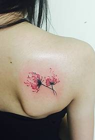 dva cvetlična tatoo modela na hrbtni strani deklice je zelo lepa