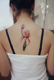 sexig skönhet tillbaka röd blomma tatuering