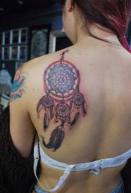 mujer espalda hermosa atrapasueños tatuaje