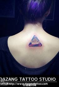 zadný farebný trojuholník tetovanie