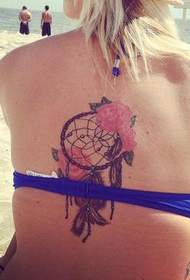 plaża dziewczyna z powrotem tatuaż łapacz snów