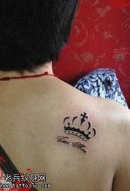 pattern ng likod ng Crown at Ingles na tattoo