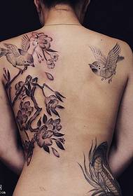 atpakaļ klasiskās tintes un putnu tetovējuma raksts
