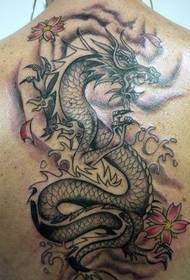 bella foto di tatuaggio drago nero sul retro dell'uomo