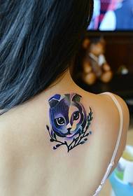 Непознатата симпатична мало животно тетоважа која ги покрива старите тетоважи