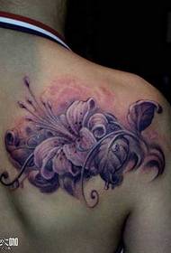 Patrón de tatuaje de flor morada trasera