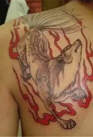 módna osobnosť tetovania líšky s deviatimi koncami