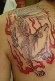personalità alla moda del tatuaggio volpe a nove code
