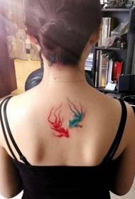 bellissimo tatuaggio al nero di seppia sulla schiena