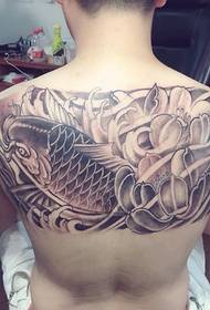 grande tatuaggio di calamari e fiori di Dudan che copre la metà posteriore