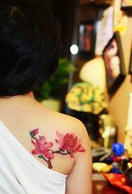 delicate delicate magnolia-tatoeage is heel mooi