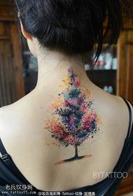 Modello del tatuaggio del grande albero sul retro dell'acquerello