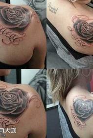 Motif de tatouage rose au dos