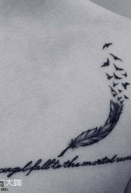 patrón de tatuaje de plumas de espalda