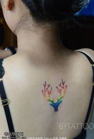 disegno del tatuaggio del corno colorato indietro