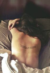 女性の背中の美しい文字のタトゥーパターン