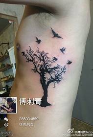 modello di tatuaggio albero vecchio lato posteriore
